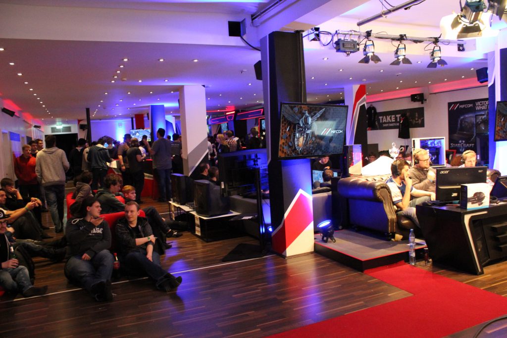 Overview of the venue and the crowd of spectators